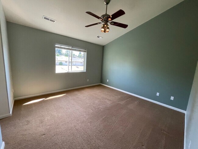 Building Photo - 14790 NW Yellowstone Ct