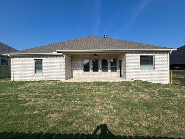 Building Photo - Beautiful Modern Home in Pea Ridge!