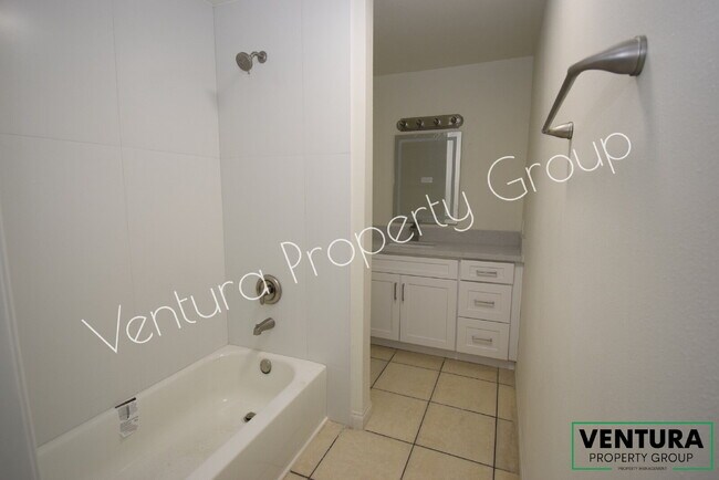 Building Photo - NEWLY RENOVATED Spacious 2-Bed, 2-Bath Unit