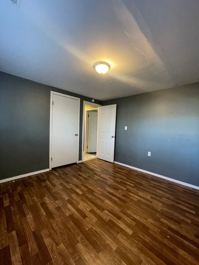 Building Photo - 4 bed 2 bath Home Perfectly Located