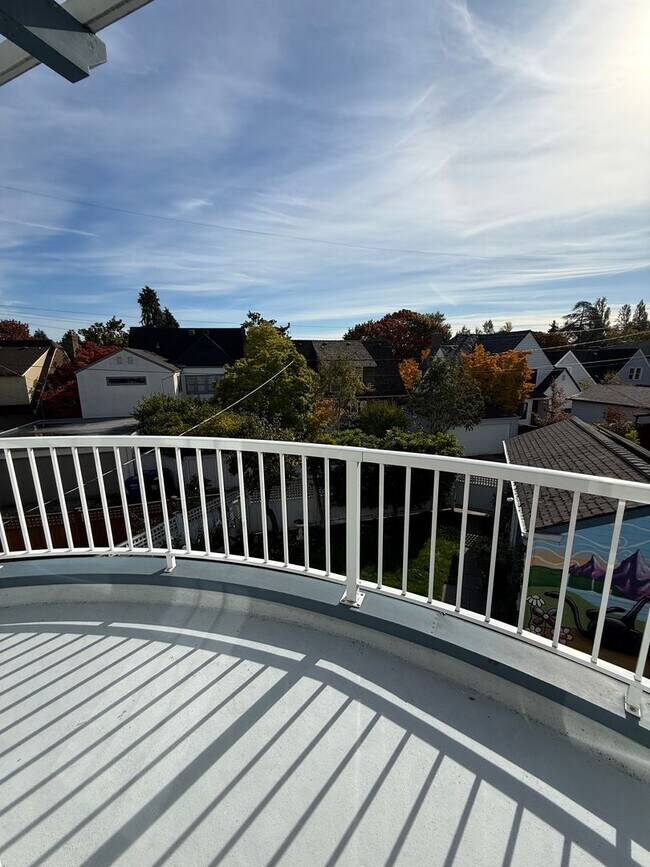 Building Photo - 3BR Tudor Home 1/2 Block from Greenlake!