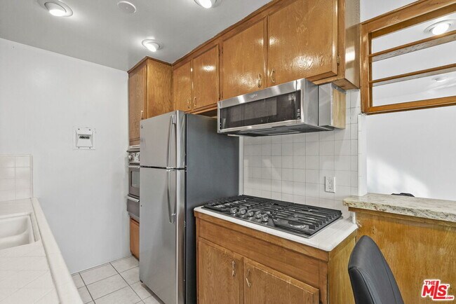 Building Photo - 15529 Moorpark St