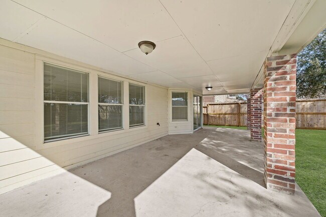 Building Photo - 21619 Knightsbrook Ln