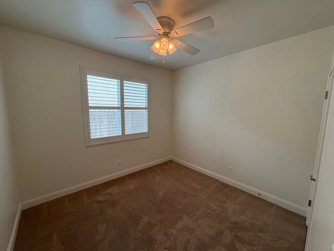 Building Photo - 3 Bedroom Home located NW Visalia!