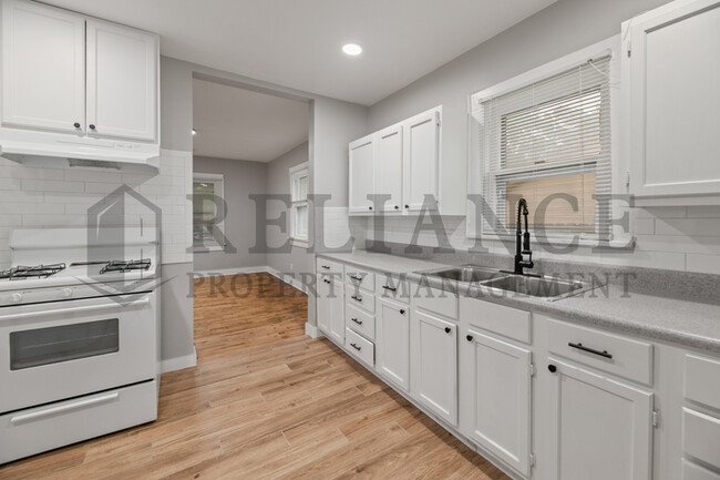 Building Photo - 119 S Custer Ave