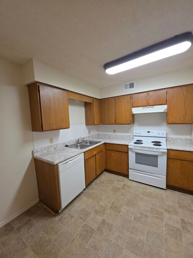 Building Photo - 611-615 N Greenwich Ave