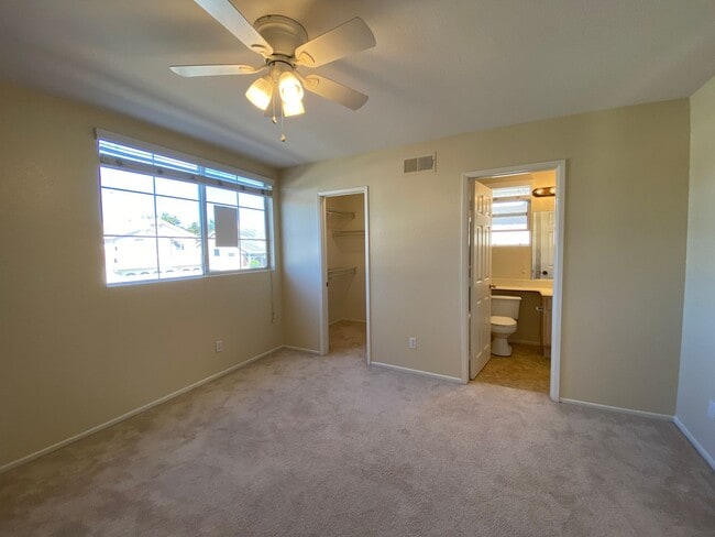 Building Photo - Beautiful Spacious 3BR/2.5BA Located in the Ivey Glenn Community!!