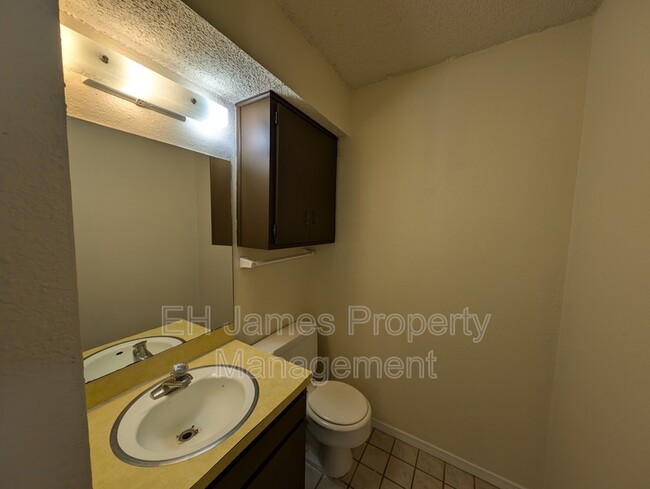 Building Photo - 403 S Elm Ct