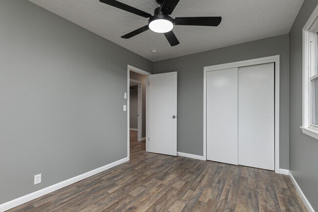 Building Photo - SOUTH SPRINGFIELD HOME (Kickapoo and Cherokee Schools) -- 3 Bed | 1.5 Bath | 2 Car Garage -- LARG...