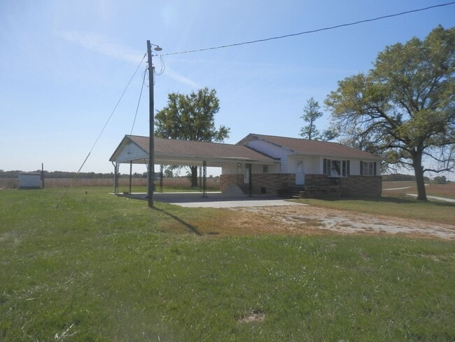 Building Photo - 3 Bed 2 Bath Farmhouse!