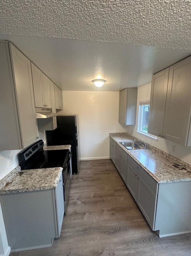 Building Photo - Nice move-in ready two bedroom one bath unit