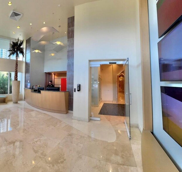 Building Photo - 400 S Pointe Dr