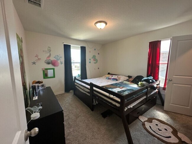 Building Photo - Move in Ready!!!... Beautiful 3 bedroom 2 ...