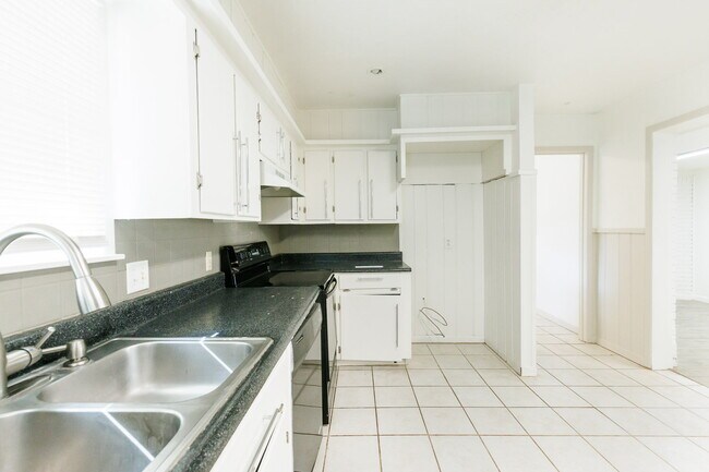 Building Photo - Newly remodeled 3/2/2 in north Lubbock!  M...