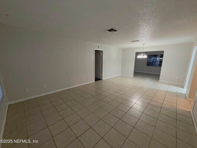 Building Photo - 283 Almansa Rd