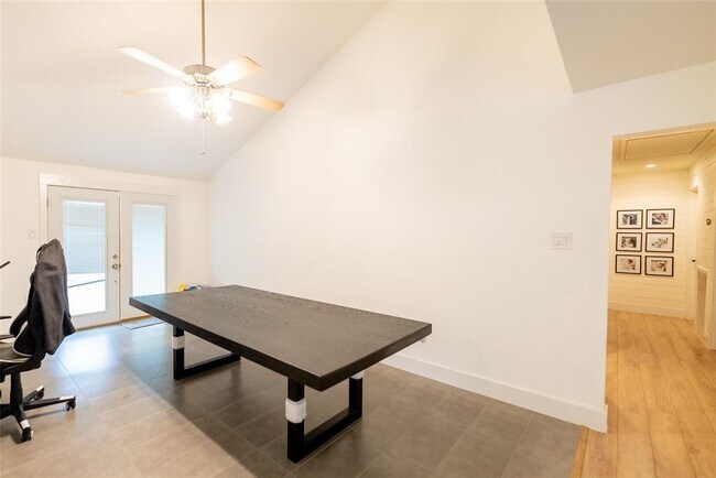 Building Photo - 14110 Greenway Dr