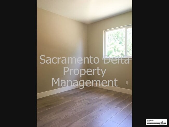 Building Photo - Charming 3 Bedroom 2 Bath Home in Rosemont