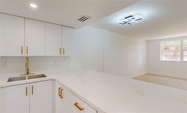 Primary Photo - 1333 E Hallandale Beach Blvd