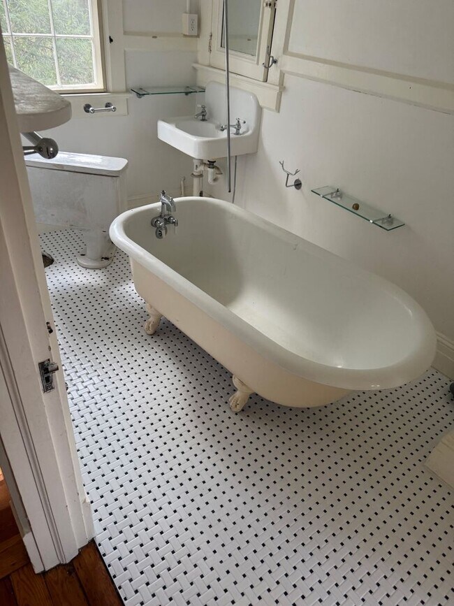 Building Photo - North AVL -  Renovated Arts & Crafts Cottage