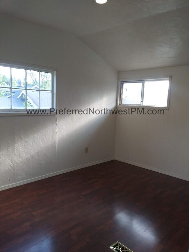 Building Photo - 3 Bedroom, 1.5 Bath Home Near University