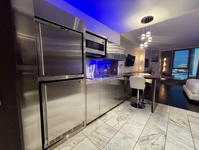 Building Photo - Palms Place Studio — Skyline Views, 5 Minu...