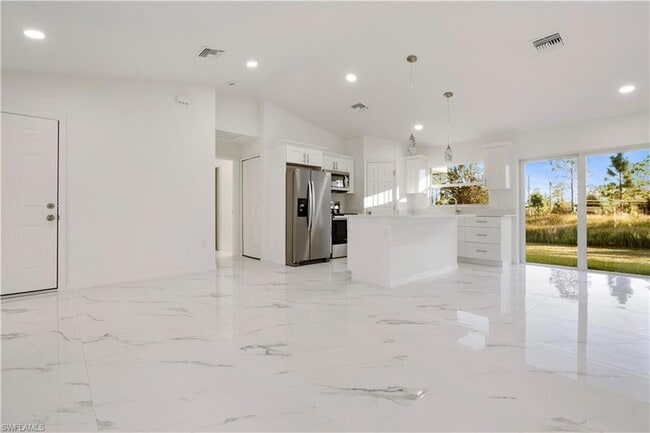 Building Photo - 732 Asher St E