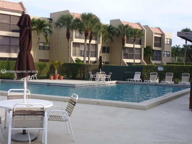 Building Photo - 220 Lakeview Dr