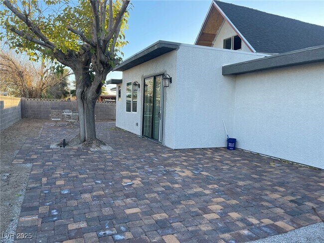 Building Photo - 2528 Tournament St