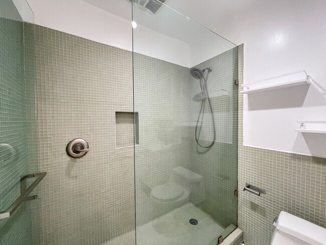 Building Photo - 958 Camulos St