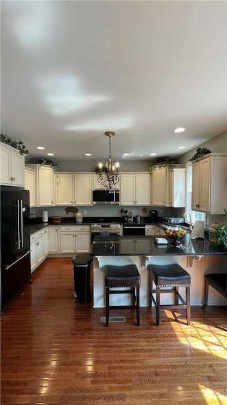 Building Photo - 574 E Vanderbilt Dr