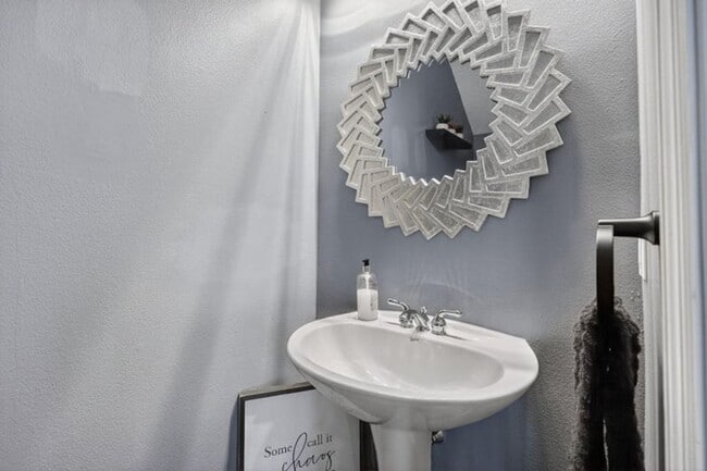 Building Photo - 203 E Thatch Palm Cir