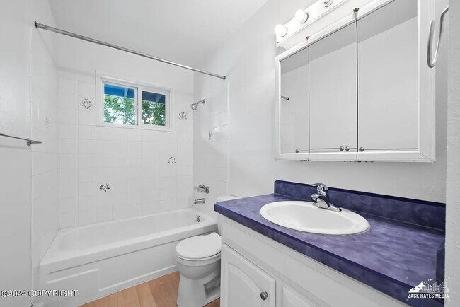 Building Photo - Newly Updated 4 Bedroom UMED Home!