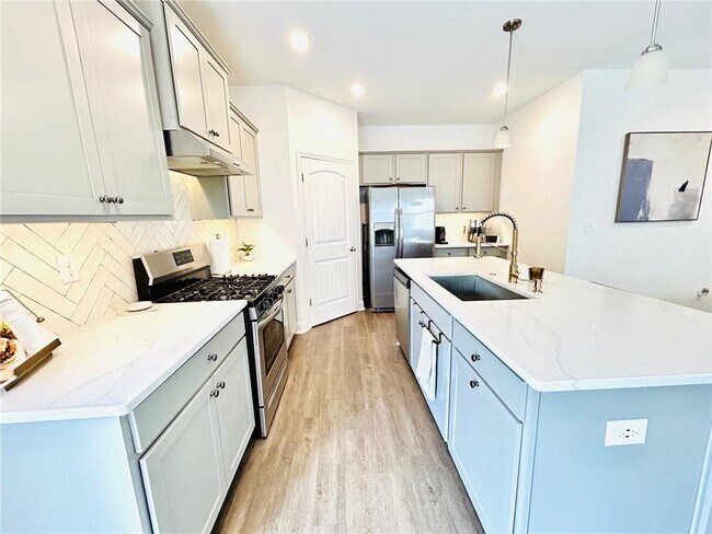 Building Photo - 140 Woodhouse Cir