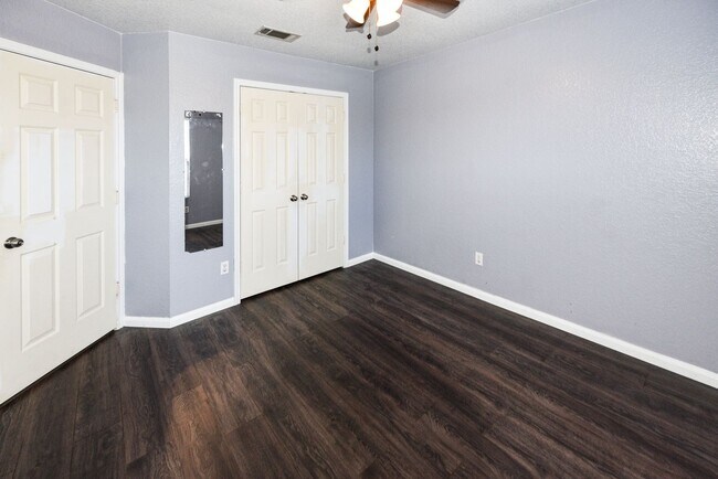 Building Photo - Elegant 4BR/3BA Home with Fireplace, Bonus Room and Open Layout!