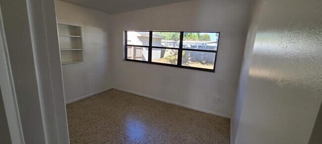 Building Photo - 2027 BENTLEY ST