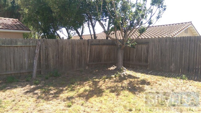 Building Photo - Captivating 3 bed 2 bath home in South Santa Maria.