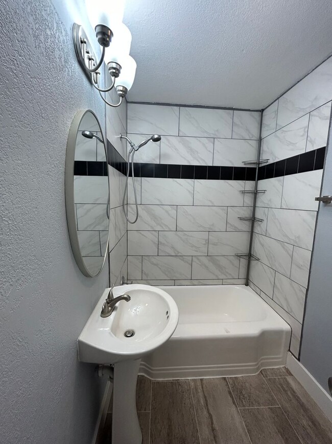 Building Photo - Must See!