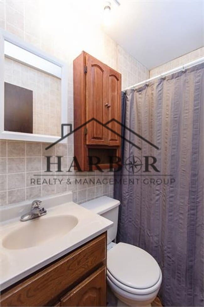 Building Photo - Spacious Single Family Home Available 11/5...