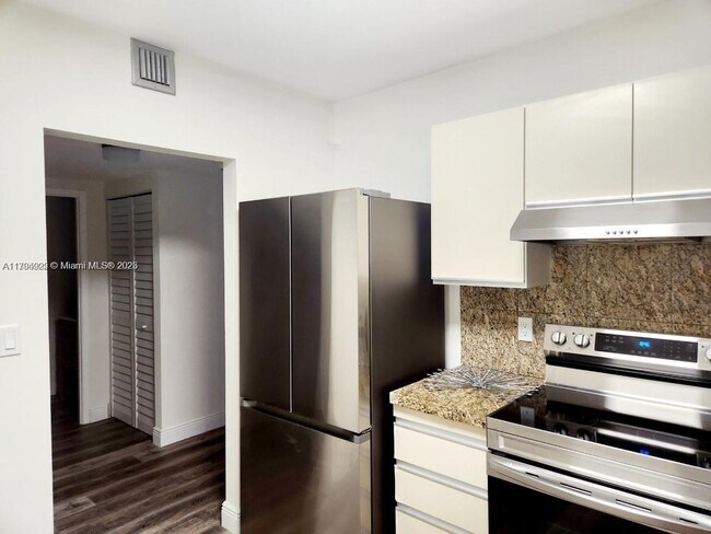 Building Photo - 2500 Parkview Dr
