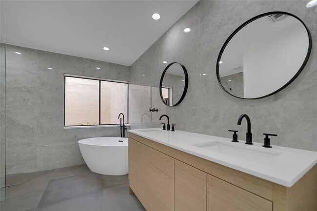 Building Photo - 7850 Villa Nova Dr