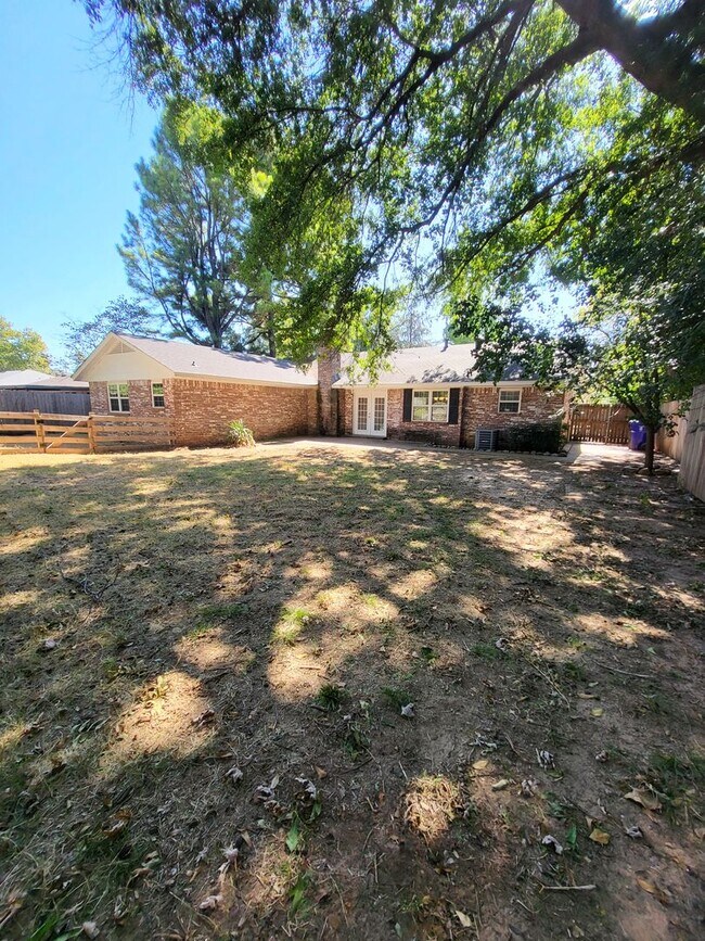 Building Photo - (4) Bed/(2) Bath + (2) Living Areas Avail ...