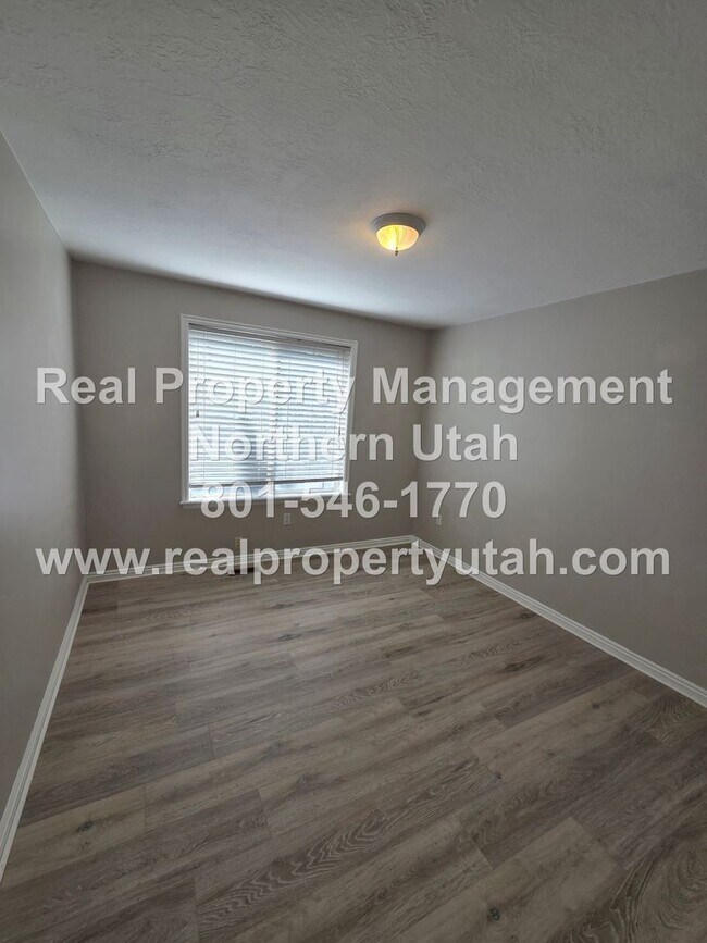 Building Photo - Updated 5 Bed 5 Bath Layton House Available!