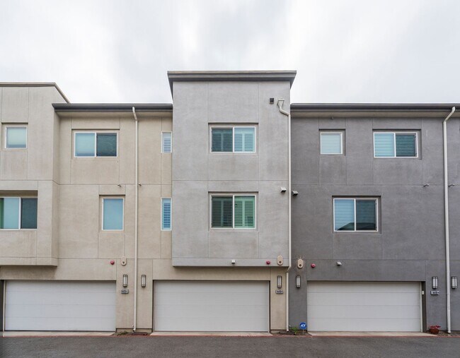 Building Photo - Beautiful Gardena Condominium in Gated Com...