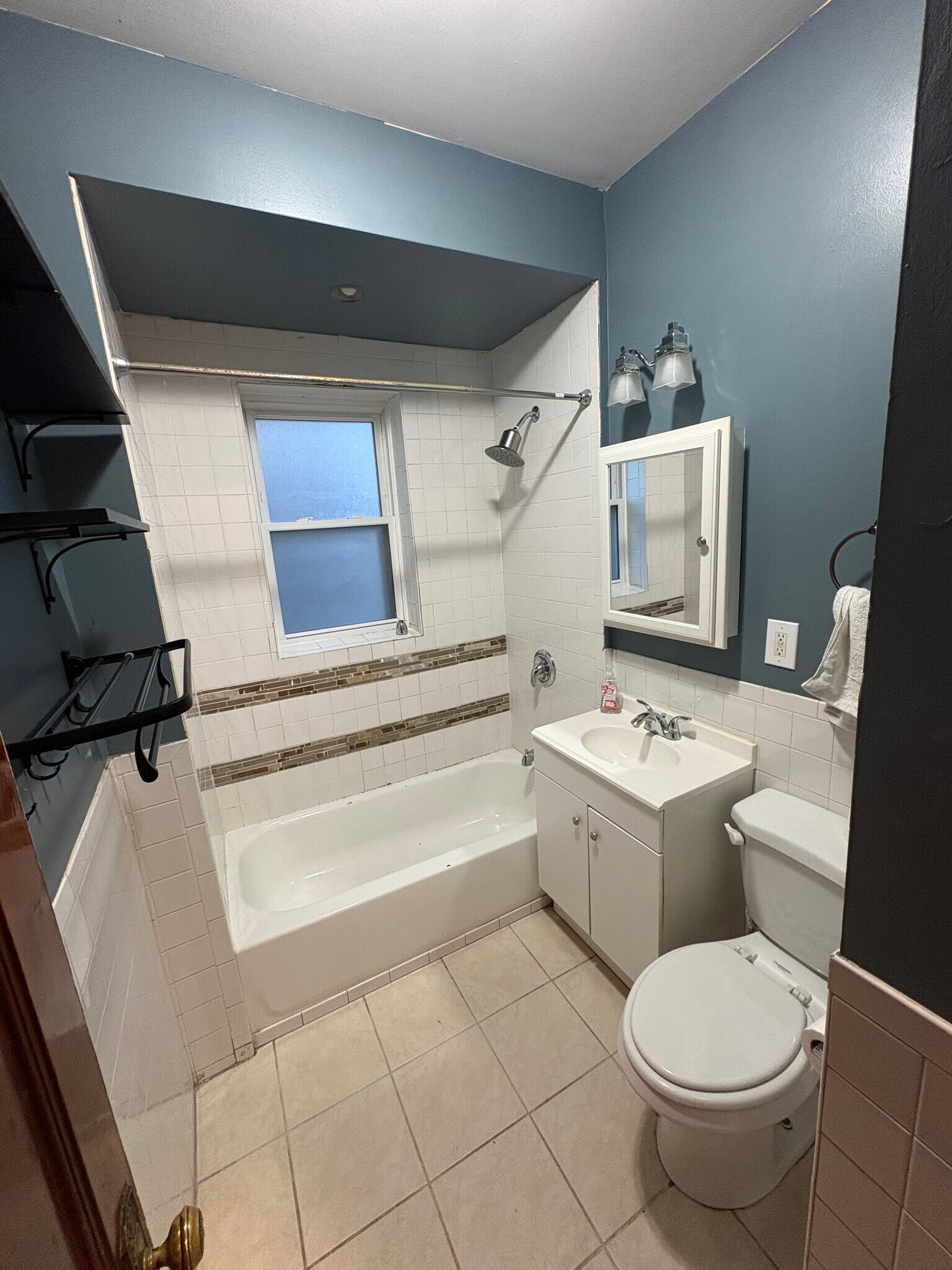 Bathroom - 3041 W Leland Ave
