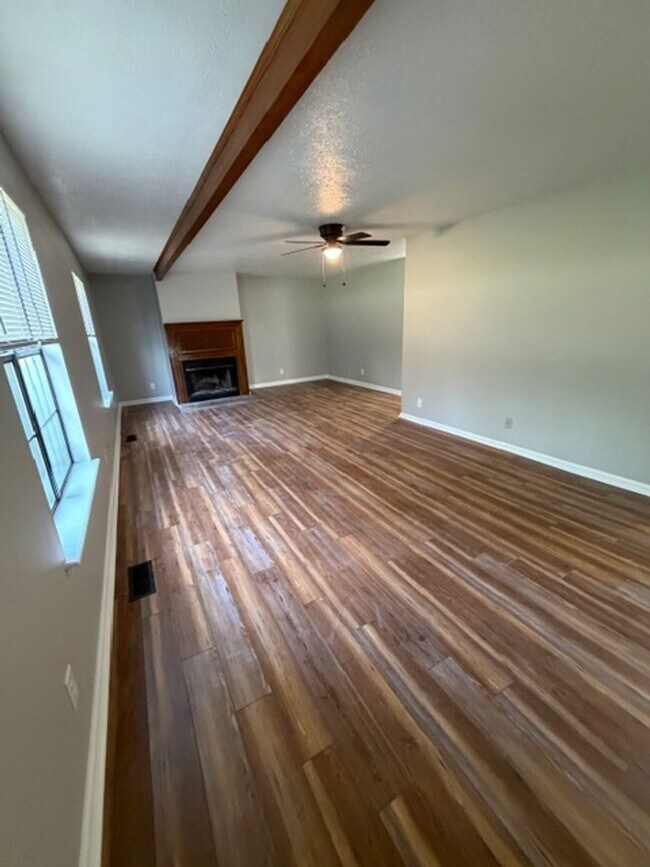 Building Photo - Fully Remodeled 3 Bed, 2 Bath Home in Centerville!