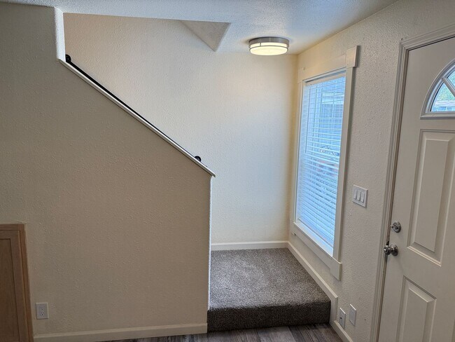 Building Photo - Updated 3-bedroom 1.5 bath duplex in Eugene!