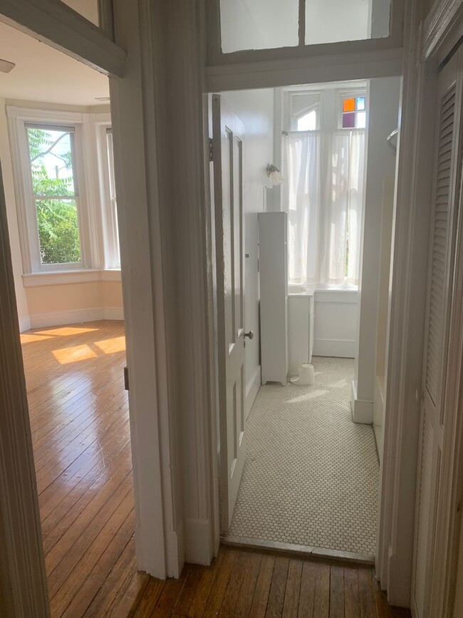 Building Photo - 212 W Main St