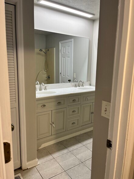 Bathroom vanity - 134 Newtown Rd NE