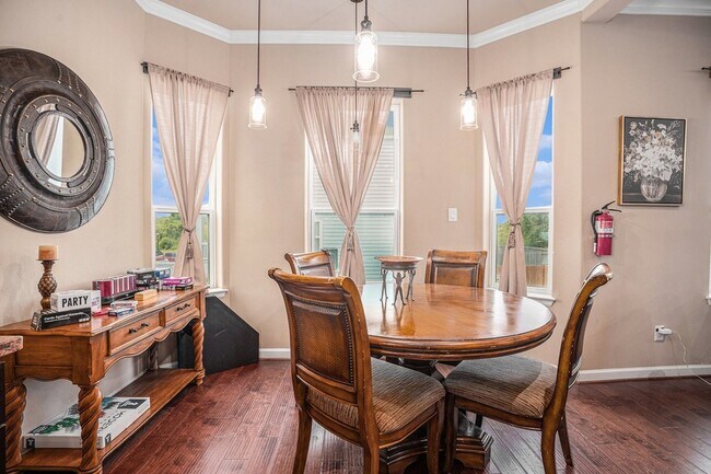 Building Photo - 1333 N Meyer Ave