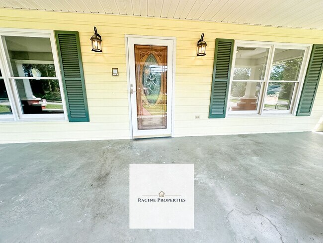 Building Photo - Spacious 4-bedroom Home in Woodruff